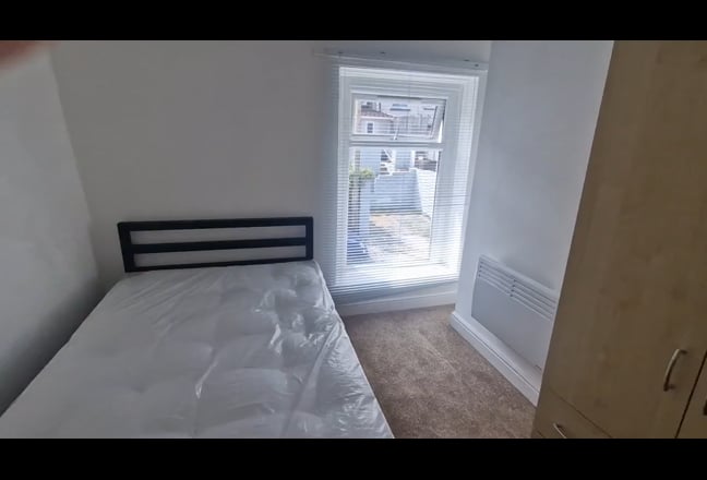 One room available in good  house on Cliff Terrace Main Photo