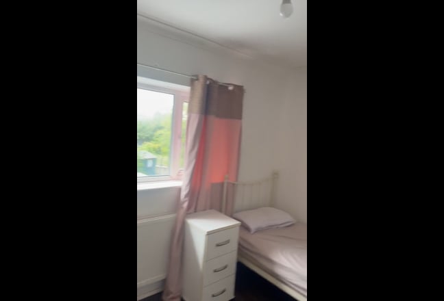 Spacious double bedroom  Main Photo