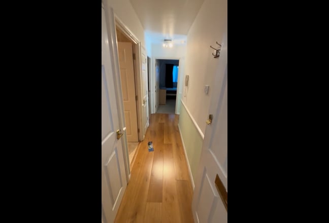 Lovely 2-Double Bed Flat with Off-Street Parking Main Photo