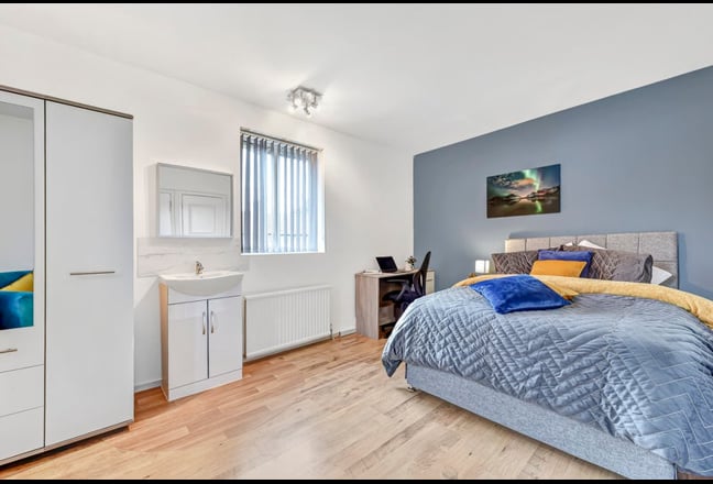 Lovely Double Room - Single Working Professional Main Photo