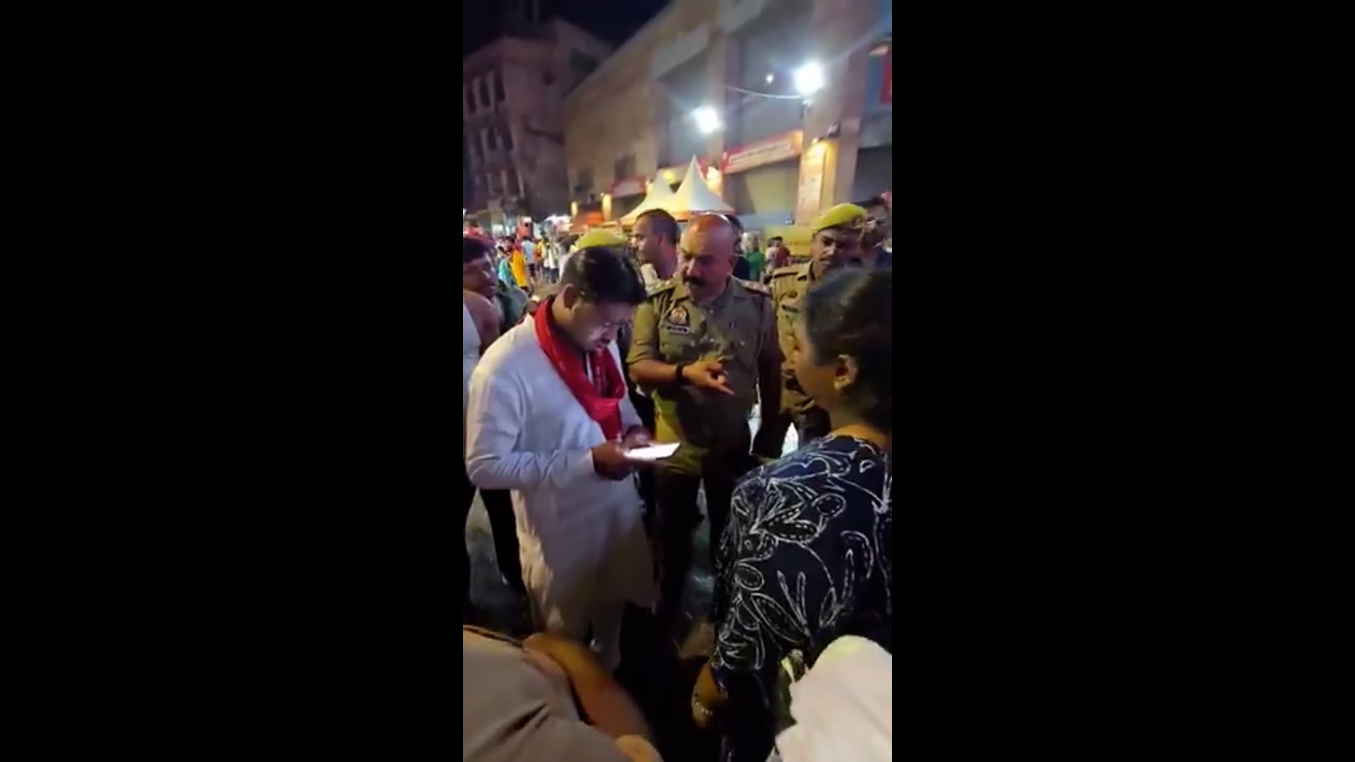 वाराणसी : काशी विश्वनाथ मंदिर में दर्शन के लिए लाइन में लगी कर्नाटक की महिला से वीआईपी दर्शन कराने के नाम पर एक दलाल ने 4 हजार रुपये ऑनलाइन वसूल लिए, शिकायत मिलने पर पुलिस ने महिला के 4 हजार रुपये वापस कराए और उसे निःशुल्क दर्शन भी करवाए