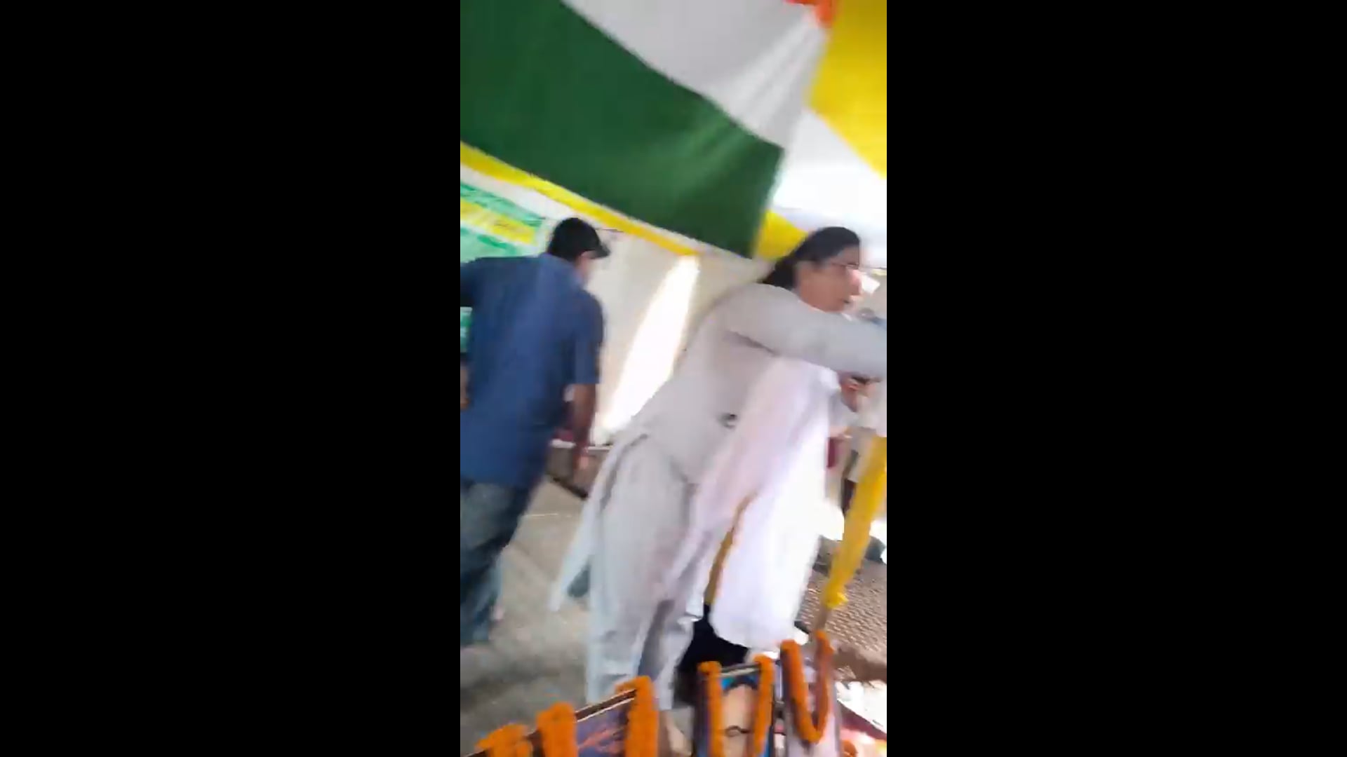 *झारखंड के छात्रों के विरोध प्रदर्शन के मंच पर एक किन्नर पहुँचीं और छात्रों के खाने-पीने के लिए 50,000 रुपये दिए