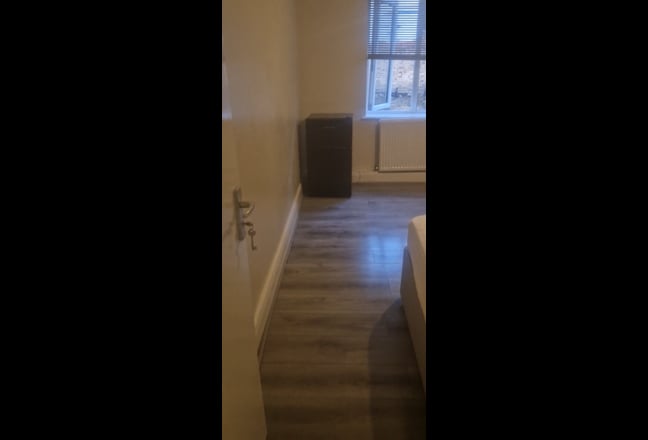 Large Double Morden Room All Bills Included Main Photo