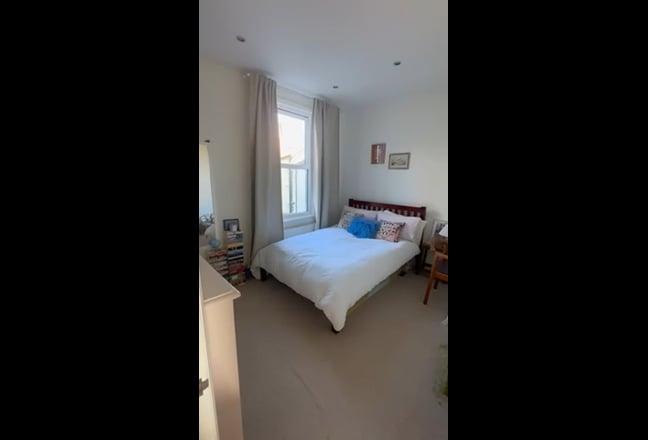 Big spacious light bedroom in central Balham  Main Photo
