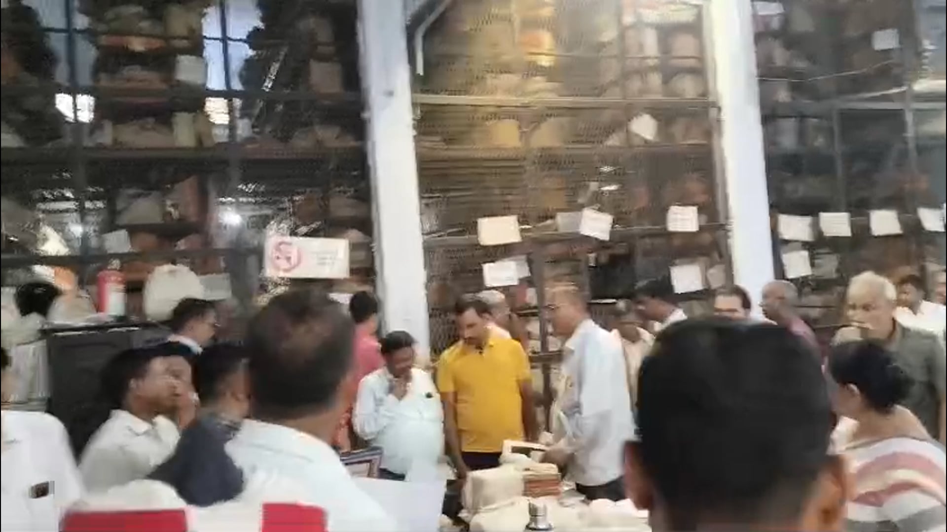 डीएम ने कलेक्ट्रेट जीर्णोद्धार कार्यों की परखी रफ्तार, गुणवत्ता से समझौते पर सख्त चेतावनी