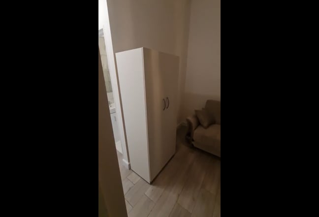 Video 1: LOUNGE/BEDROOM