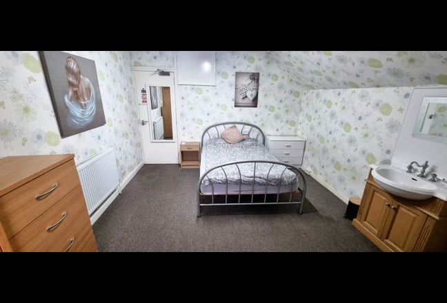 Double Room Opposite Calderdale Royal Hospital Main Photo
