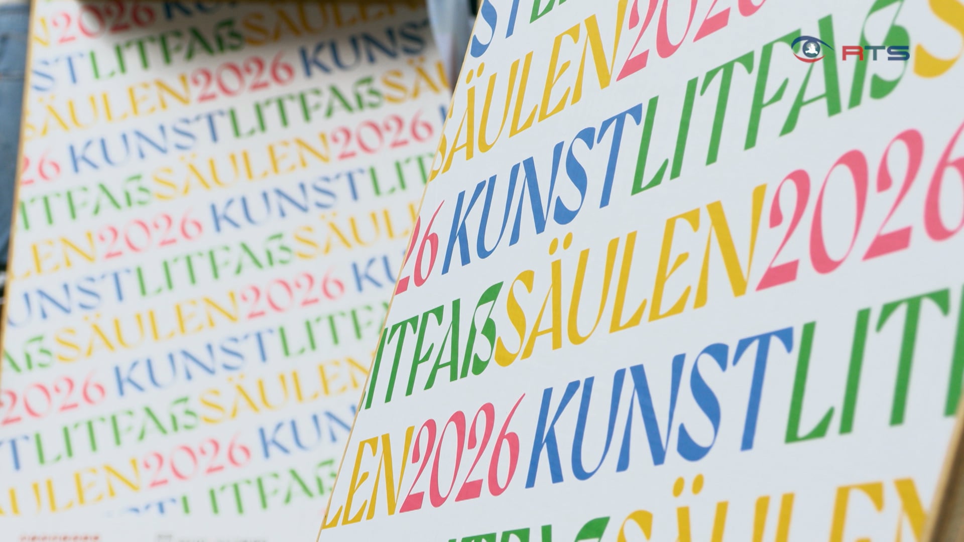 rundherum-ein-hingucker-eindrucksvolle-kunst-auf-litfasssaeulen