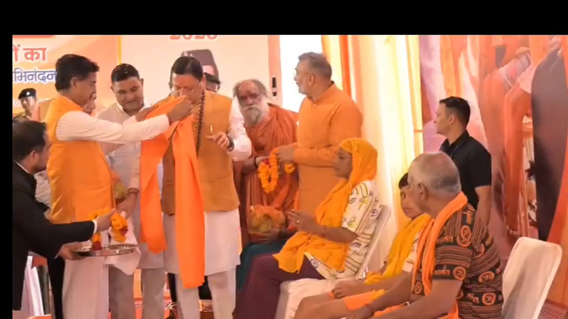 हरिद्वार! मुख्यमंत्री के नेतृत्व में शिवभक्तों का पुष्प वर्षा से हुआ भव्य स्वागत!