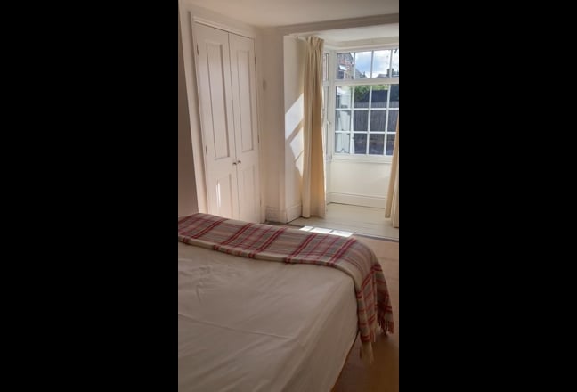 Lovely room with bay window, period House Main Photo