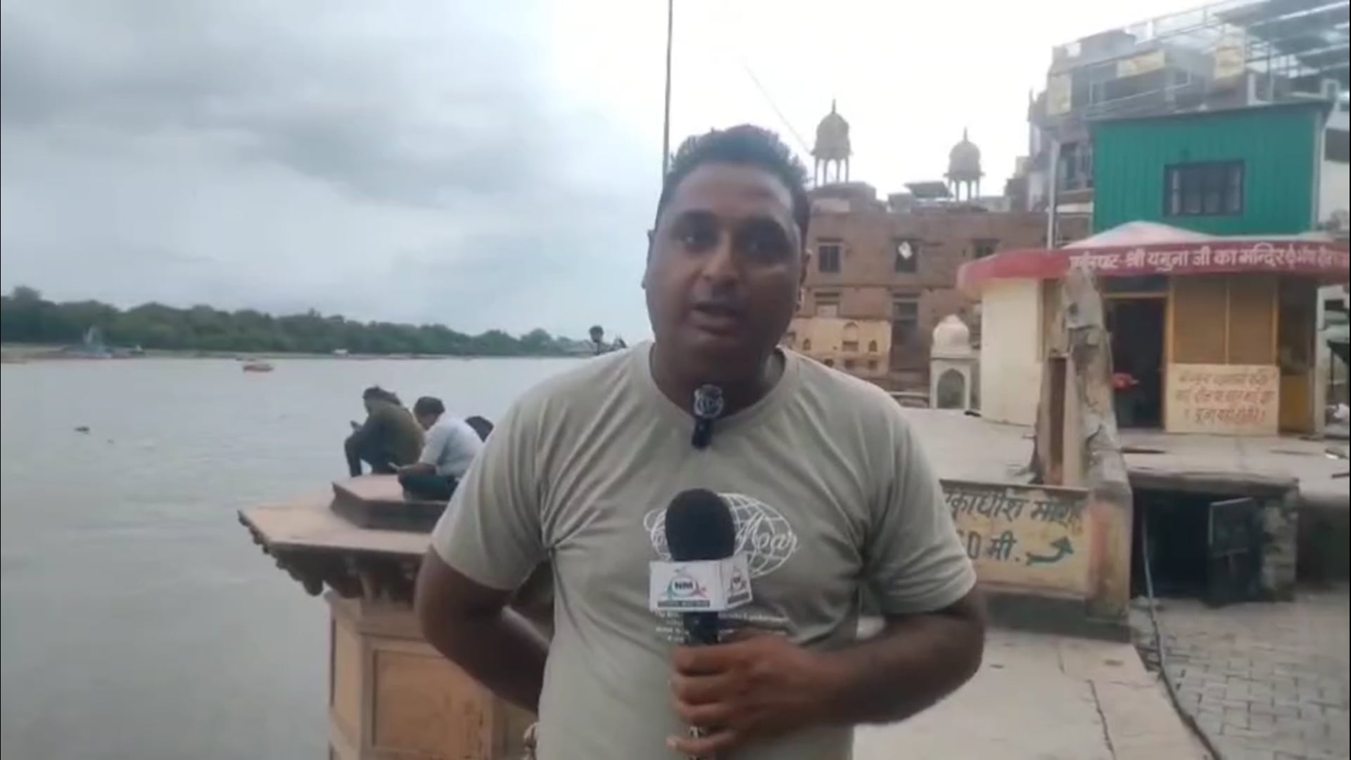 मथुरा में जमुना जी के घाटों पर जलस्तर बनने के बाद लुफ्त उठाते हुए श्रद्धालु
