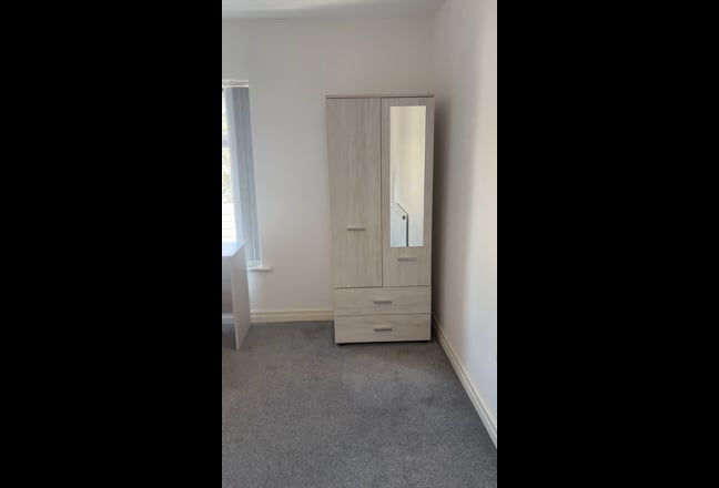 2 weeks rent free - own b/room avail. NOW &pound;650 Main Photo