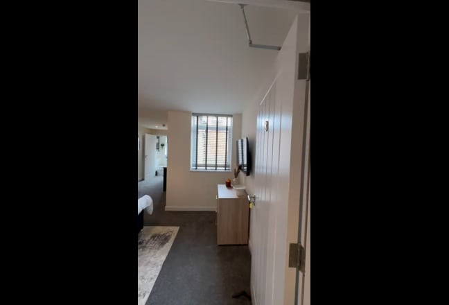 Stylish full furnished bedroom with en suite. Main Photo