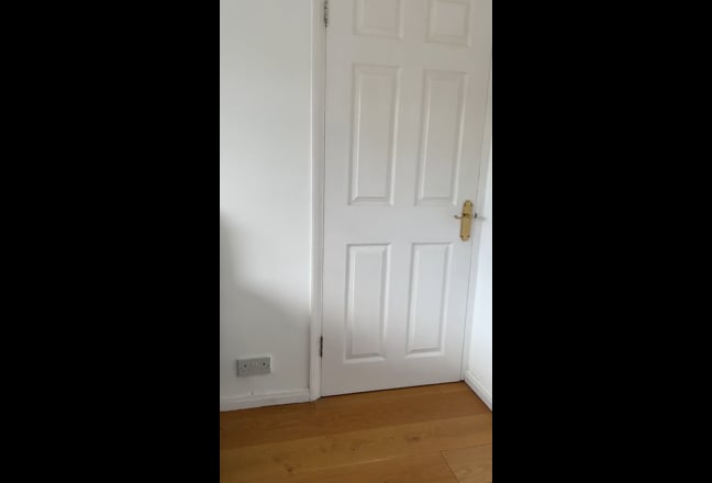 Large Double Bedroom Whetstone – 6 Mins 2 tube Main Photo