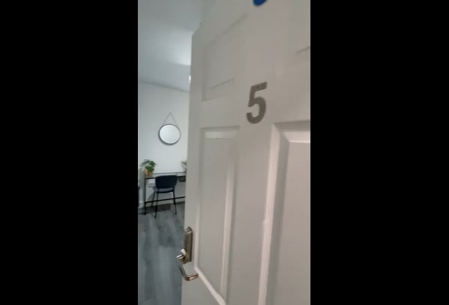 All Inclusive Ensuite Room-2 mins to Hospital Main Photo
