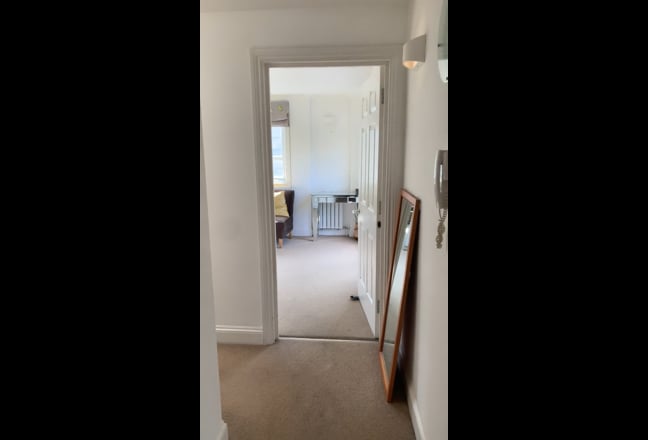  Short Let,  double ensuite bedroom Main Photo