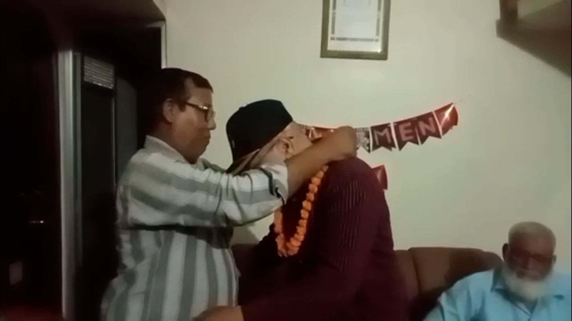 सुखपुरा कस्बा निवासी सूबेदार मेजर असगर अली के सेवानिवृत्त होकर गृह जनपद बलिया आने पर ग्रामीणों ने किया भव्य स्वागत