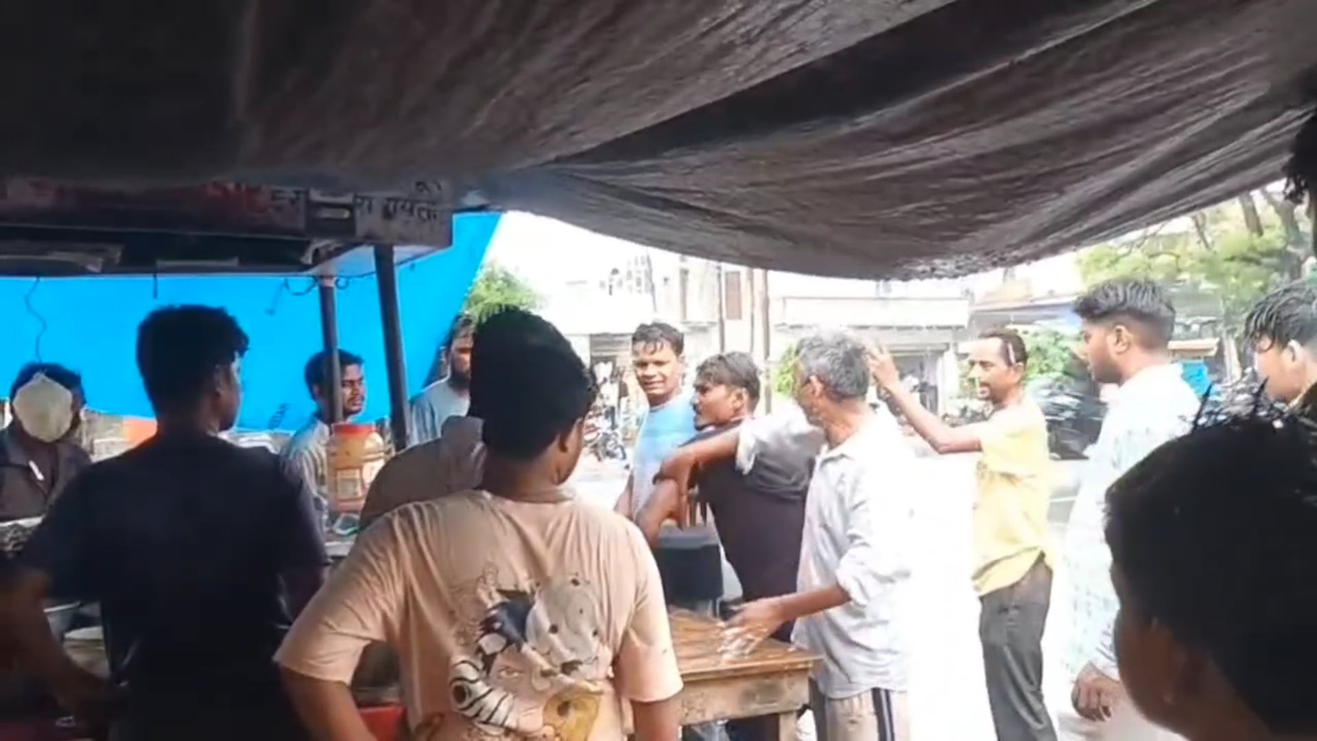 हाथरस में दबंगों का आतंक! भटूरे के पैसे मांगने पर ठेले वाले को 20 लोगों ने बेरहमी से पीटा
