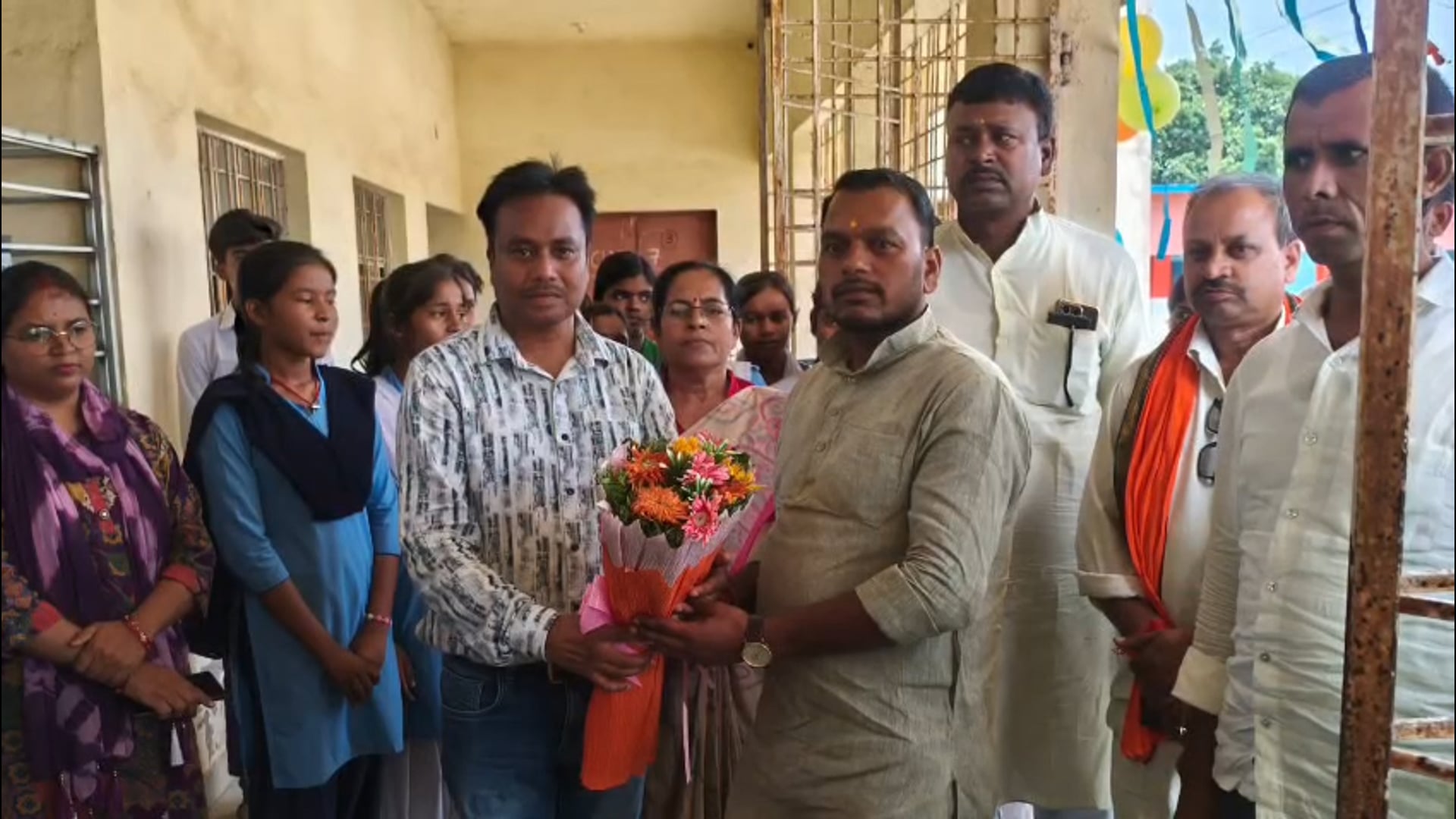 अचानक विधायक पहुँचे स्कुल किया निरीक्षण 