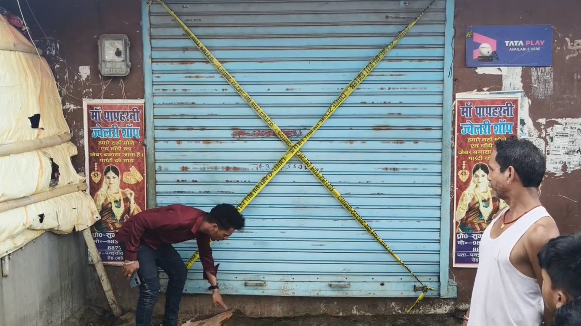ज्वेलरी दुकान का शटर तोड़ सोने चांदी के जेवर ले उड़े चोर।