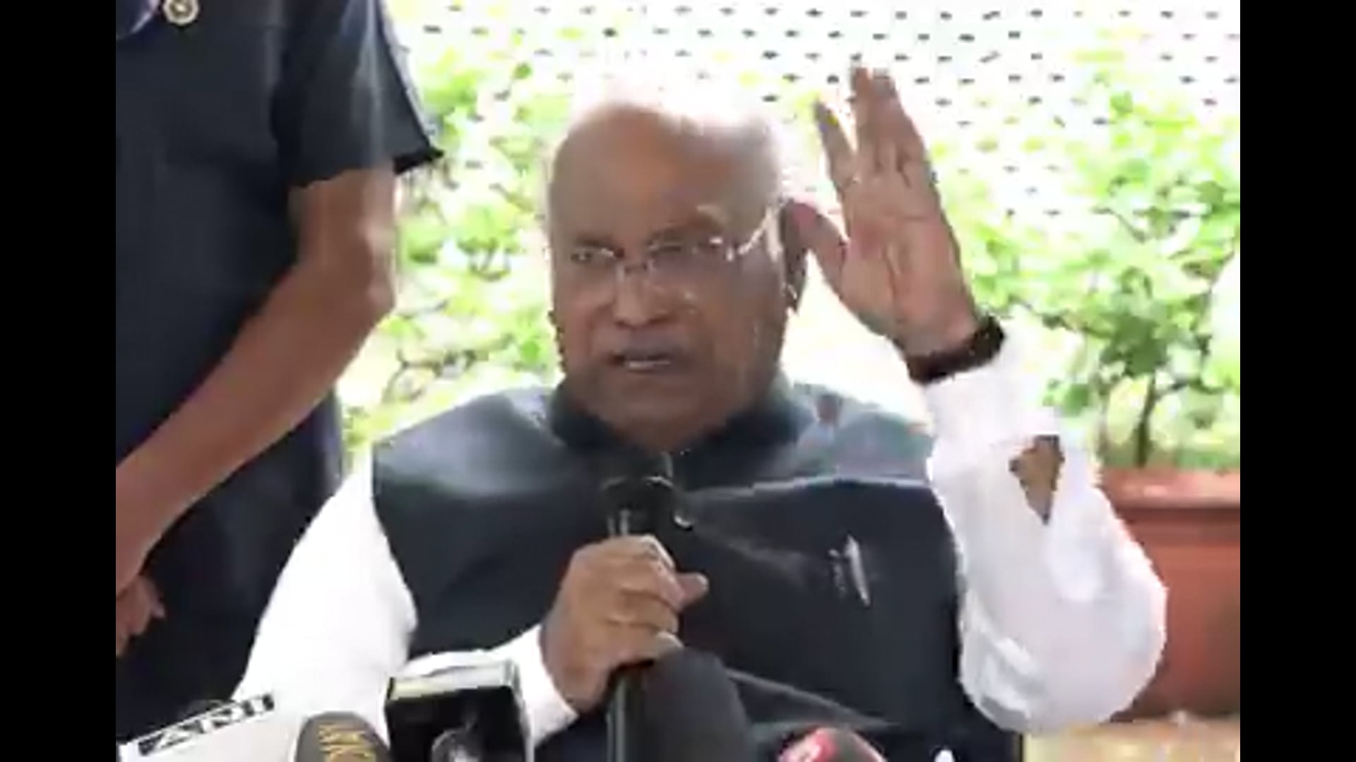 मोदी जी, मैंने माफ कर द‍िया बोलने की जगह, स्‍टूडेंट्स से माफी मांग‍िए. 
क्‍योंक‍ि आपने उनपर पैलेट गन चलवाई, आंसू गैस के गोले दगवाए और लाठी चार्ज करवाया.

- कांग्रेस अध्‍यक्ष मल्लिकार्जुन खरगे