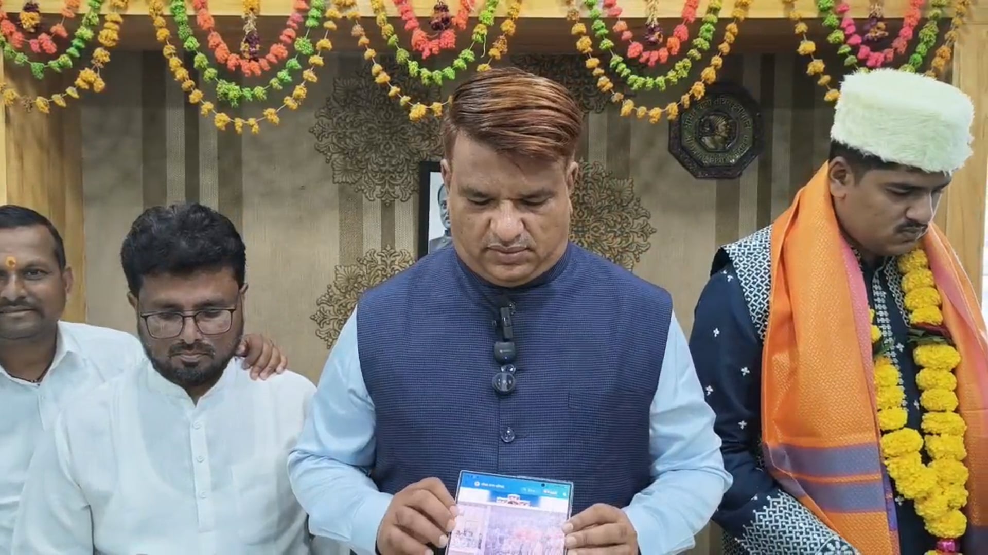 औसाचे नगराध्यक्ष डॉ अफसर शेख यांच्या मुलांच्या वाढदिवसी नागरिकांना गिफ्ट,अप्लिकेशनचे लोकार्पण