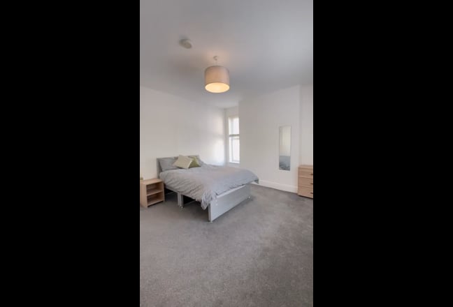 Modern Large double Bedroom bills inc NG5 Main Photo
