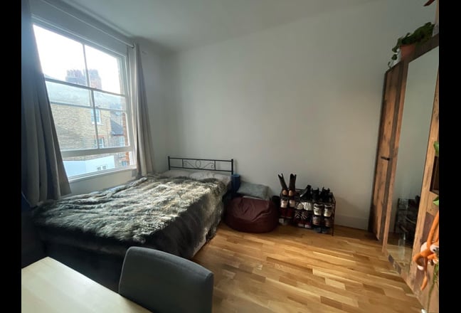 Spacious double room next to Battersea Park Main Photo