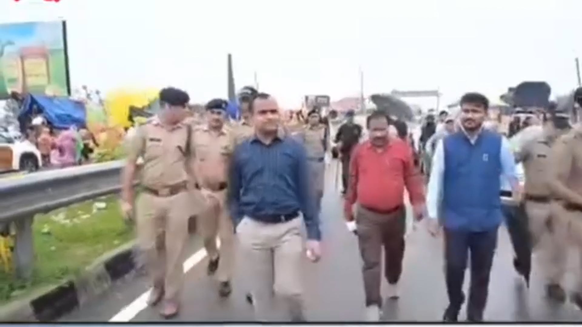 नारसन! बॉर्डर पर भारी बारिश में व्यवस्थाओं का जायजा लेने पहुंचे एस एस पी! डी एम!