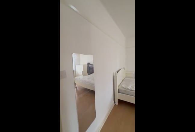 Large room in a quiet residential lewisham area  Main Photo