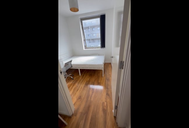 Cozy Small  double Room  next to  Barking Station  Main Photo