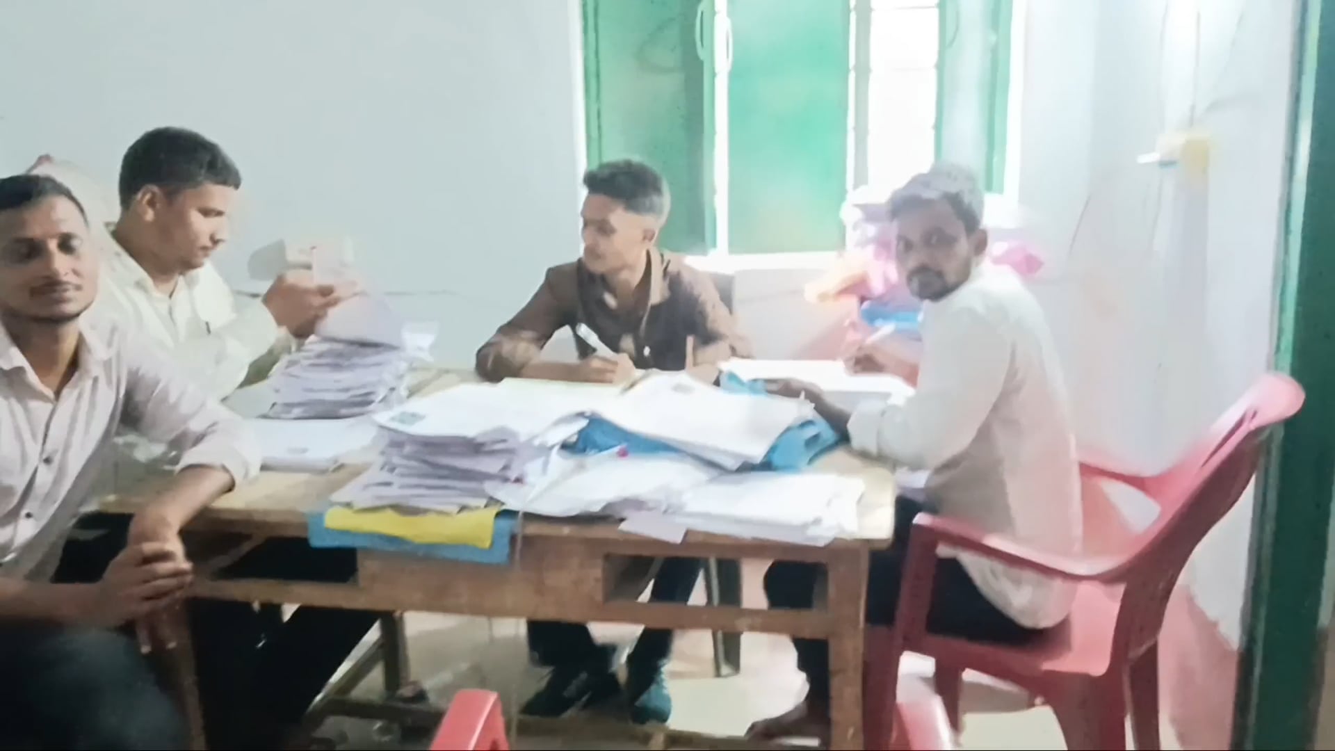 सिरदला के खाद आपूर्ति विभाग सिरदला में राशन कार्ड बनाने का काम जोरों पर