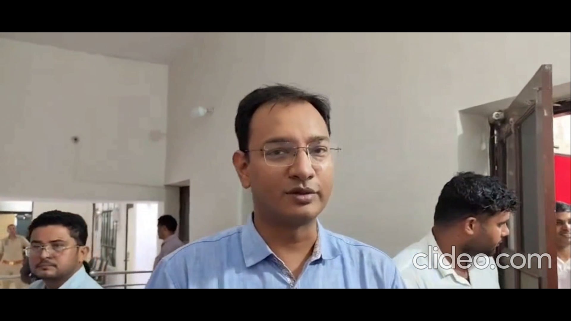 हरियाली तीज और जन्माष्टमी को लेकर प्रशासन अलर्ट
मथुरा में हरियाली तीज, ‘हर घर तिरंगा’ अभियान और श्रीकृष्ण जन्माष्टमी पर्व को लेकर प्रशासन ने तैयारियां तेज कर दी हैं। 6 अगस्त को कलेक्ट्रेट सभागार में डीएम और एसएसपी की संयुक्त अध्यक्षता में महत्वपूर्ण बैठक आयोजित की गई। बैठक में पर्वों के दौरान सुरक्षा व्यवस्था, भीड़ नियंत्रण और अन्य व्यवस्थाओं की समीक्षा की गई।
बैठक में मौजूद अधिकारियों और कर्मचारियों को सभी पर्वों को शांतिपूर्ण, सुरक्षित और भव्य तरीके से संपन्न कराने के लिए आवश्यक दिशा-निर्देश दिए गए।
खास तौर पर श्रद्धालुओं की सुरक्षा, यातायात व्यवस्था और भीड़ प्रबंधन को लेकर अधिकारियों को पूरी सतर्कता बरतने के निर्देश दिए गए।
प्रशासन ने स्पष्ट किया कि धार्मिक पर्वों के दौरान सुरक्षा व्यवस्था में किसी भी तरह की लापरवाही बर्दाश्त