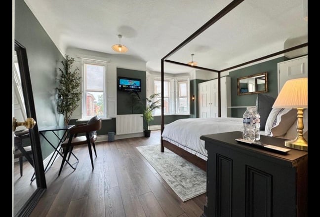 Luxurious Boutique Renovated Victorian BILLS INC! Main Photo