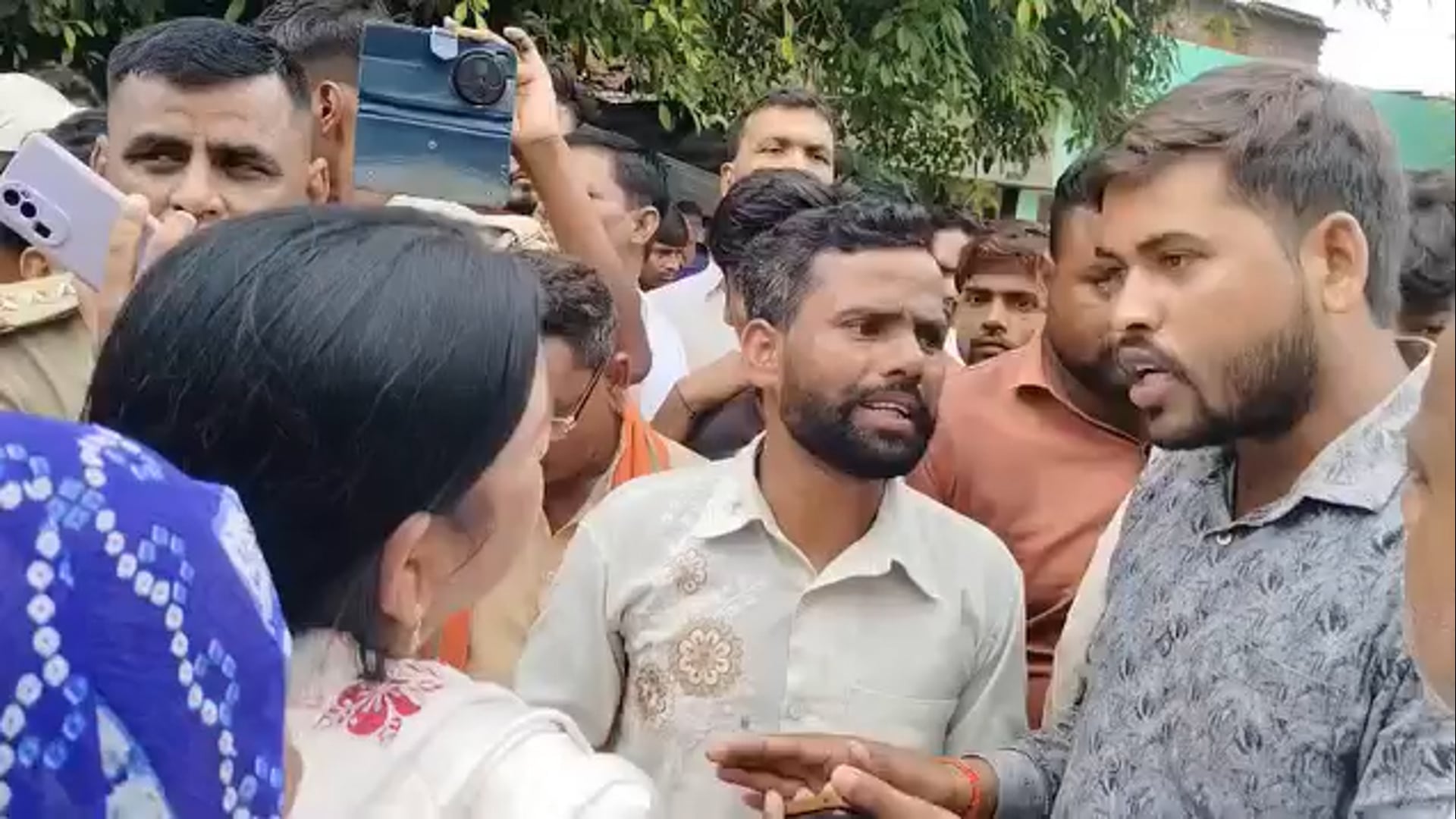 तिलहर में संदिग्ध मौत पर बवाल, शव रखकर लगाया जाम