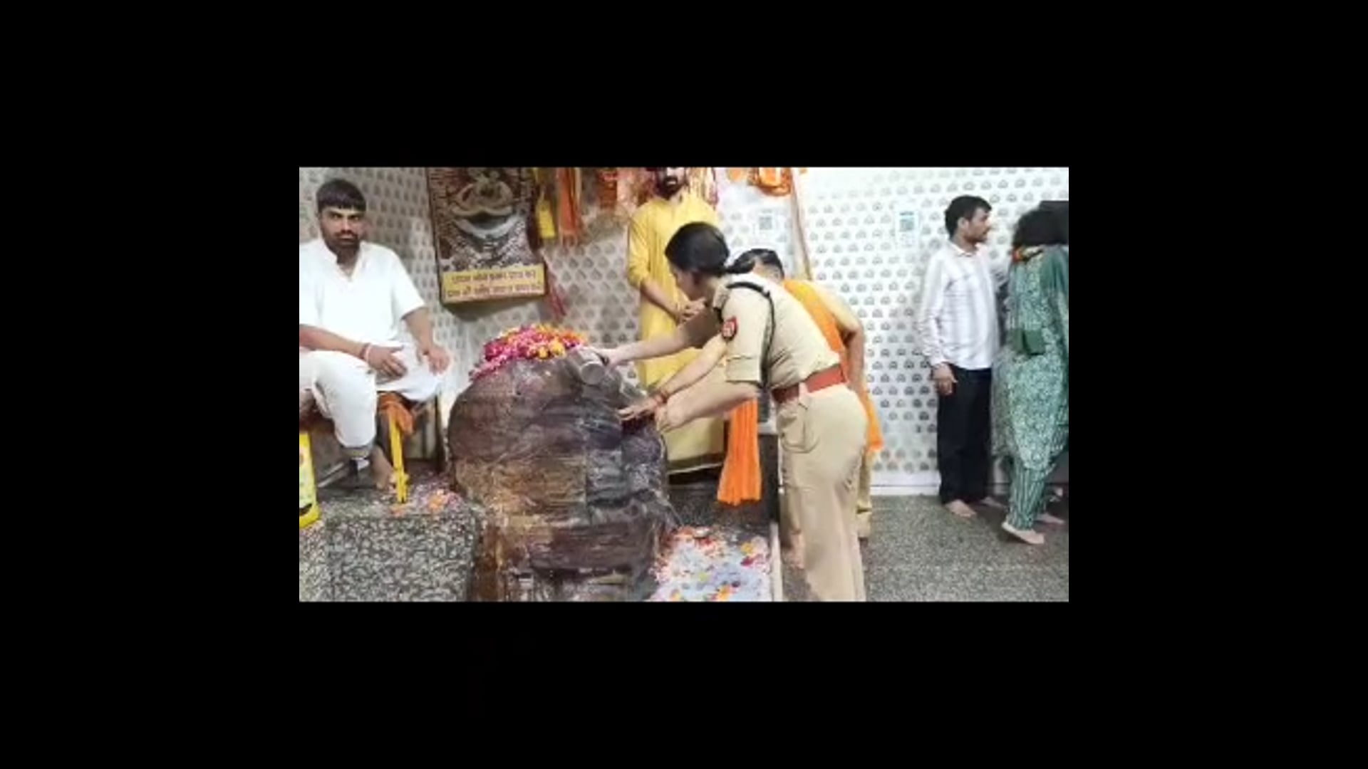 MANT-अचानक गोवर्धन पहुंचीं कानपुर की एडीजी अनुपम कुलश्रेष्ठ, दानघाटी मंदिर में दर्शन के बाद, क्या हुआ,,