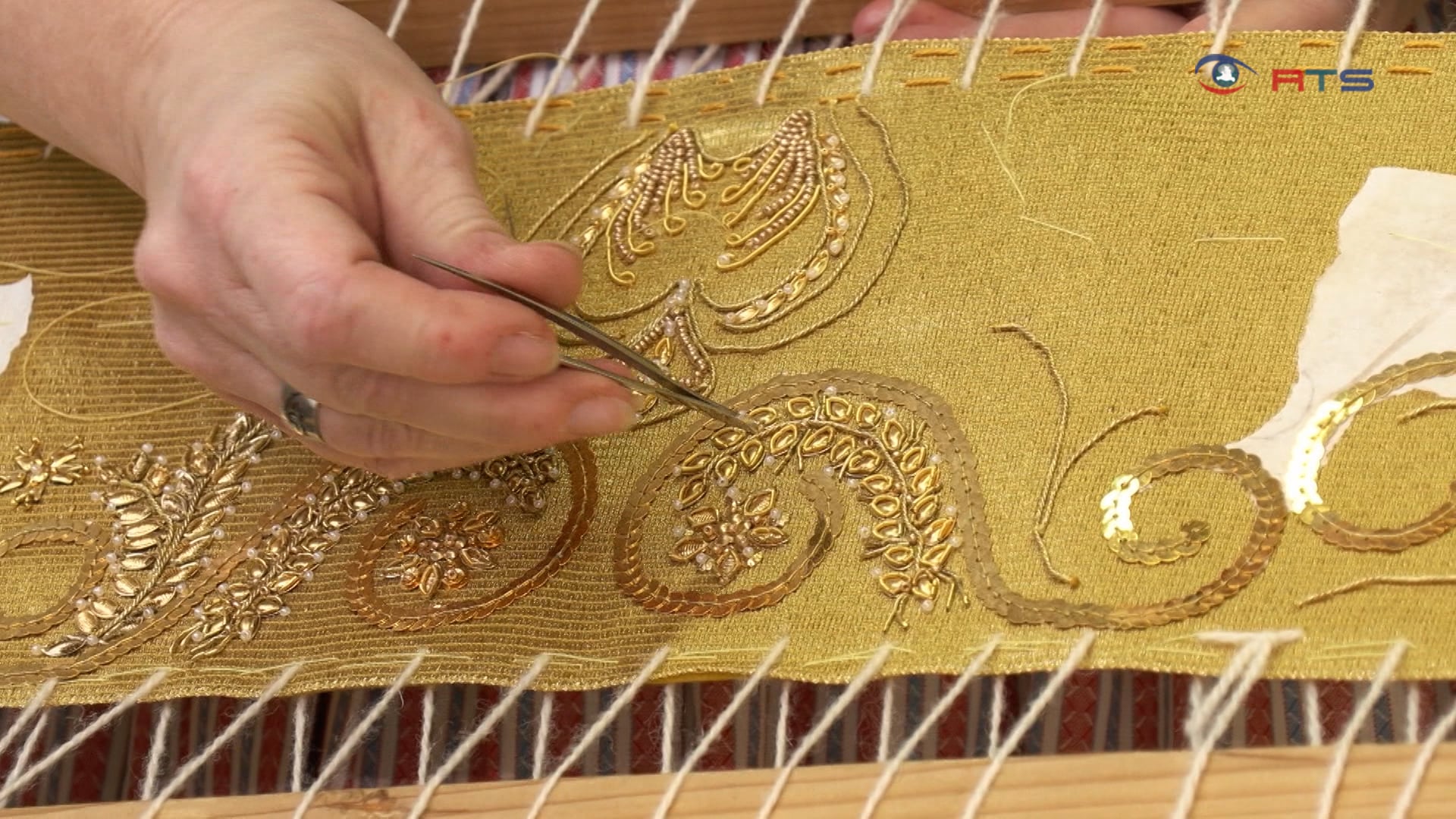 altes-handwerk-eugendorferin-will-goldhauben-tradition-bewahren