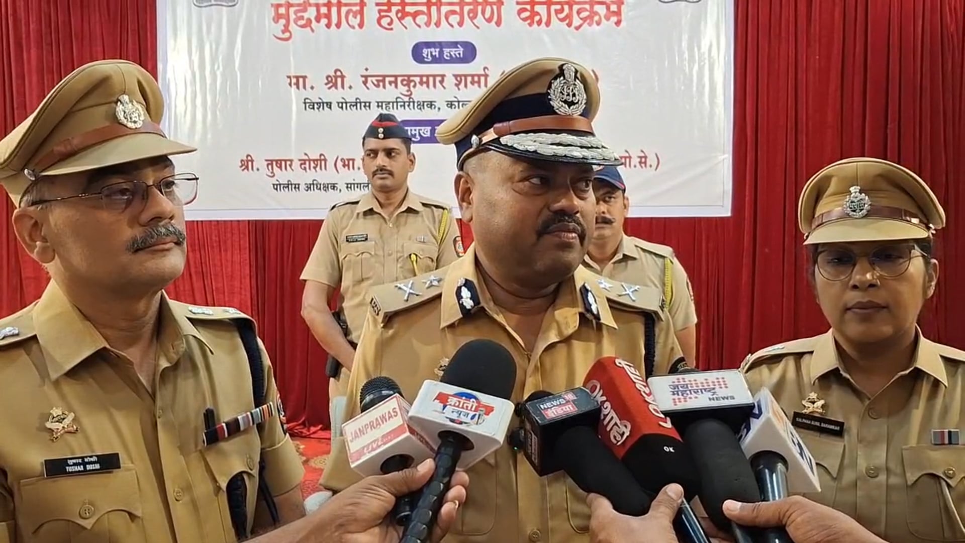 आटपाडी मध्ये सांगली LCB ने ११ पिस्टलसह २२ जिवंत काडतुसे जप्त केल्याच्या कारवाई प्रकरणी विशेष पोलीस महानिरीक्षक रंजनकुमार शर्मा यांनी एलसीबी टीमला पन्नास हजार रुपयांचे बक्षीस केले जाहीर