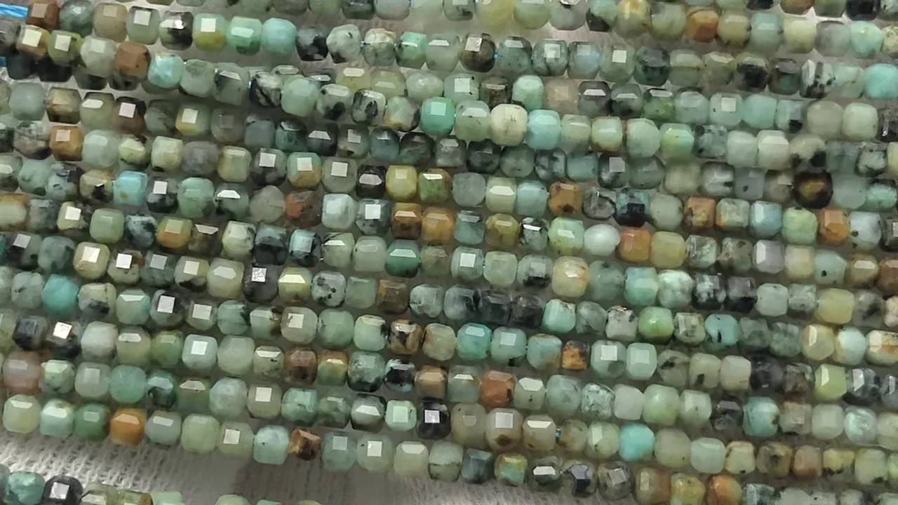 no.0382 アフリカンターコイズとラフロックのハーキマー アフリカンターコイズ キューブカット2×2×2mm 1連｜天然石ビーズの卸
