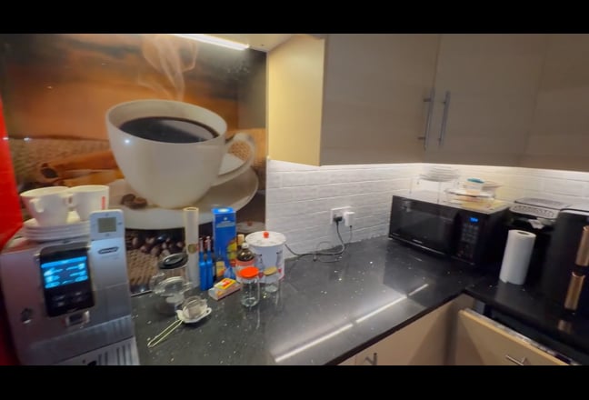 Double room + en suite in flat Main Photo