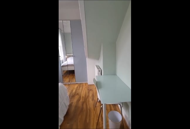 Spacious SN1 (Bath road). Extensive shared areas Main Photo