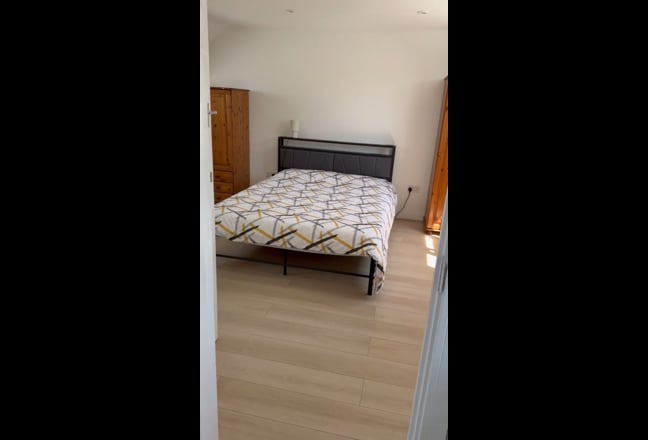  Newly refurbished spacious and stylish loft room Main Photo