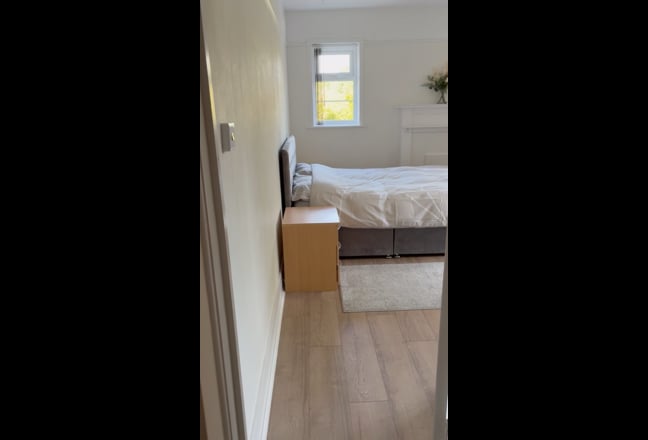 Large & spacious double room in rural location  Main Photo