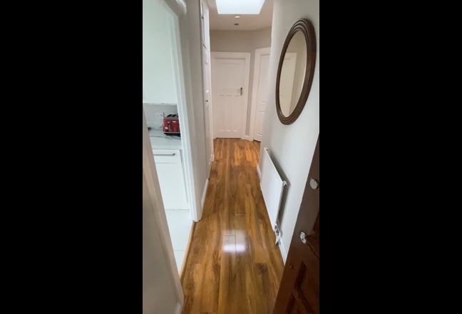 Large Modern Double Room – 6 Aug to 10 Sept Main Photo