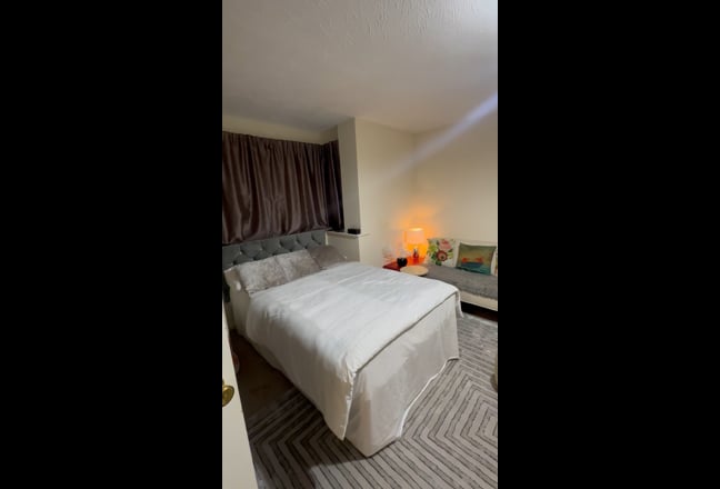 Extra large double bed room fully furnished  Main Photo