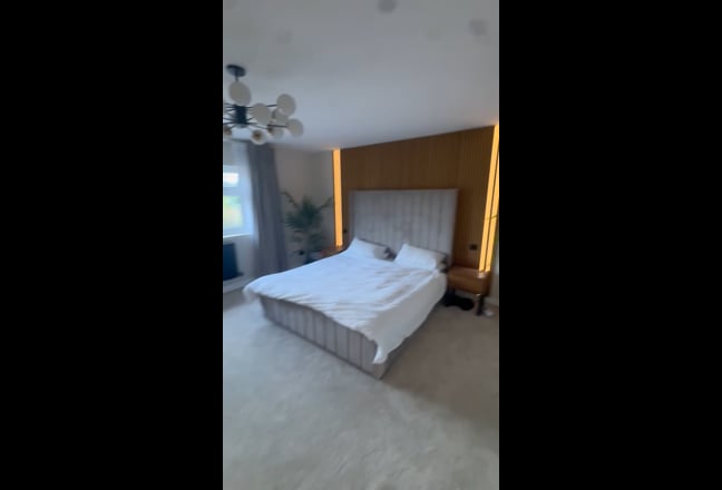 Master suite with own bathroom/walk in wardrobe Main Photo