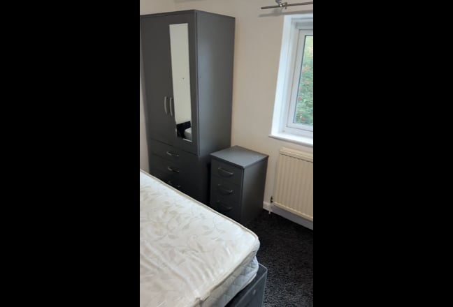 Very Spacious Room with King Bed & Wardrobe  Main Photo