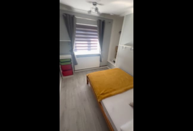 Double Bedroom, waking distance to train station  Main Photo