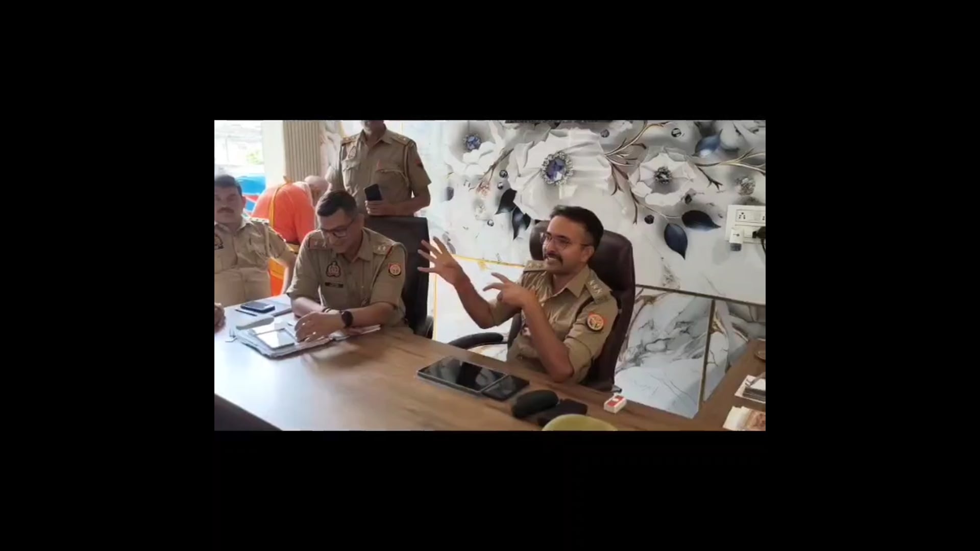 वृंदावन 
सोमवार को वृंदावन कोतवाली परिसर में सीओ सदर वरुण मिश्रा की अध्यक्षता में समन्वय बैठक आयोजित की गई। बैठक में व्यापार मंडल, होटल-गेस्ट हाउस संचालक, पार्किंग ठेकेदार, स्थानीय पार्षद, नाविक और गोताखोर शामिल हुए।