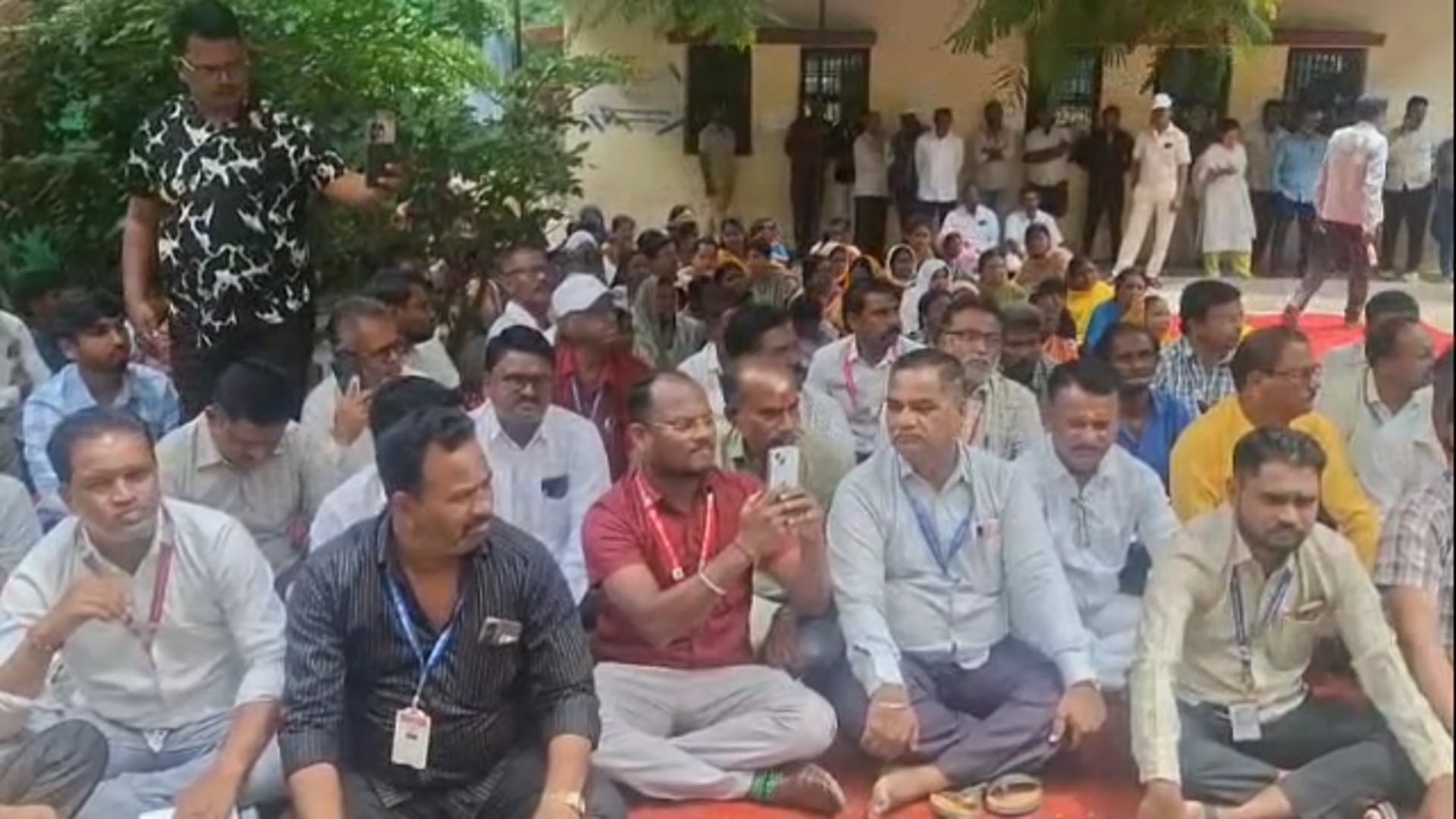 सातवा वेतन आयोग व जीएसटीसाठी लातूर महानगरपालिकेत कर्मचाऱ्यांचे आंदोलन